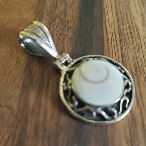 Small silver pendant with shell - Picture 3 of 5